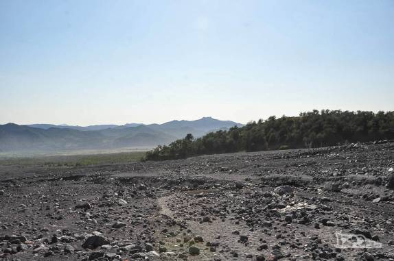 O início da caminhada para o vulcão Lanín atravessa antigos campos de lava ejetados pelo vulcão, na região de Junín de Los Andes, na Argentina